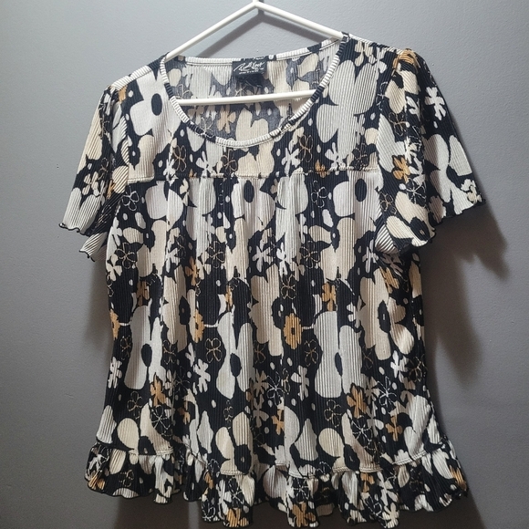 Russell Kemp Crinkled Fabric Short Sleeve Top - Picture 2 of 6